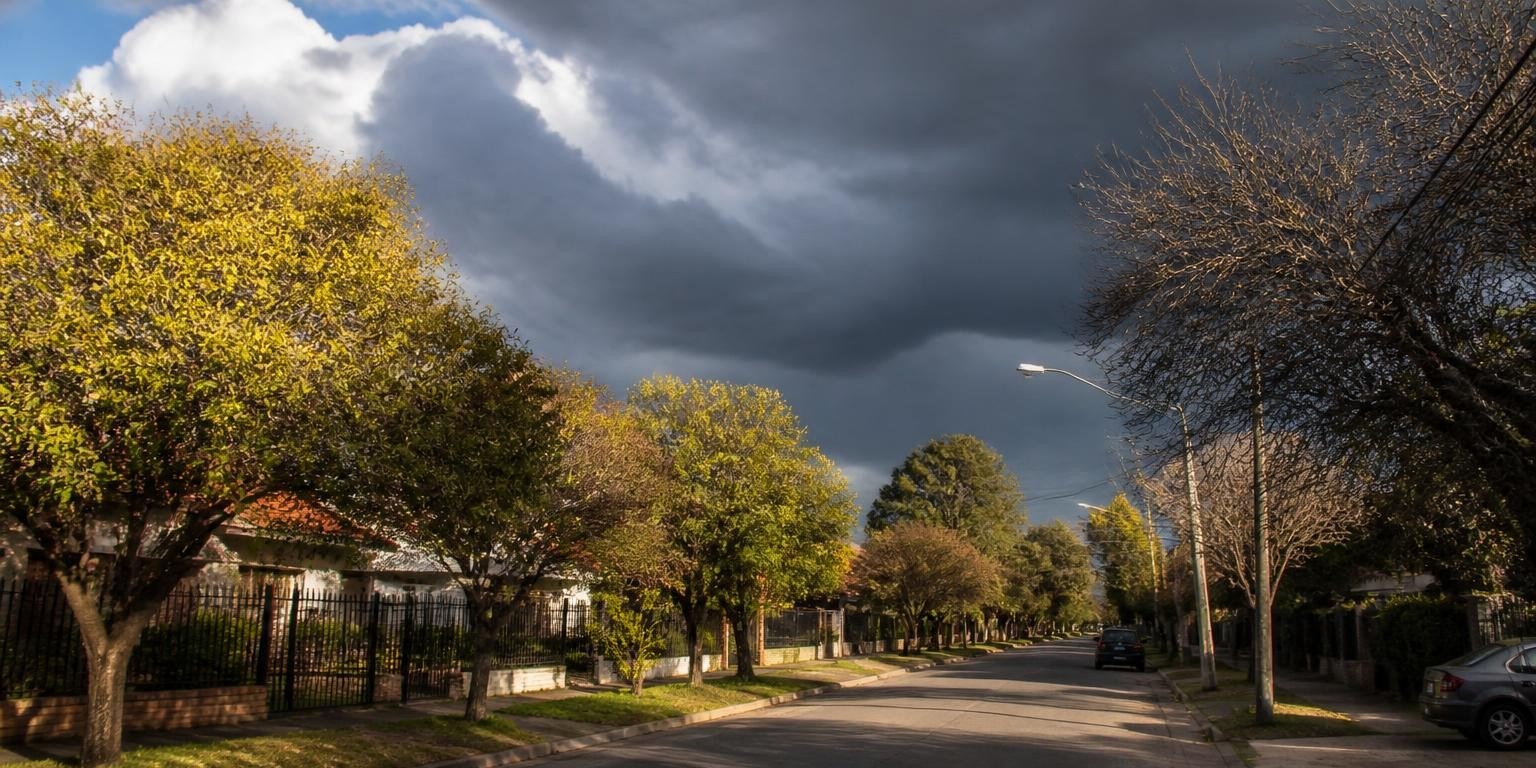Cielo de primavera con nubes de tormenta sobre el conurbano