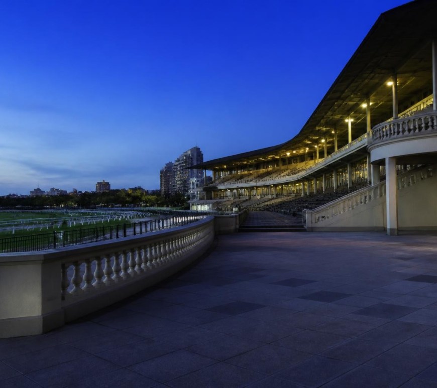 Hipódromo de San Isidro al anochecer, gradas y plaza vacía