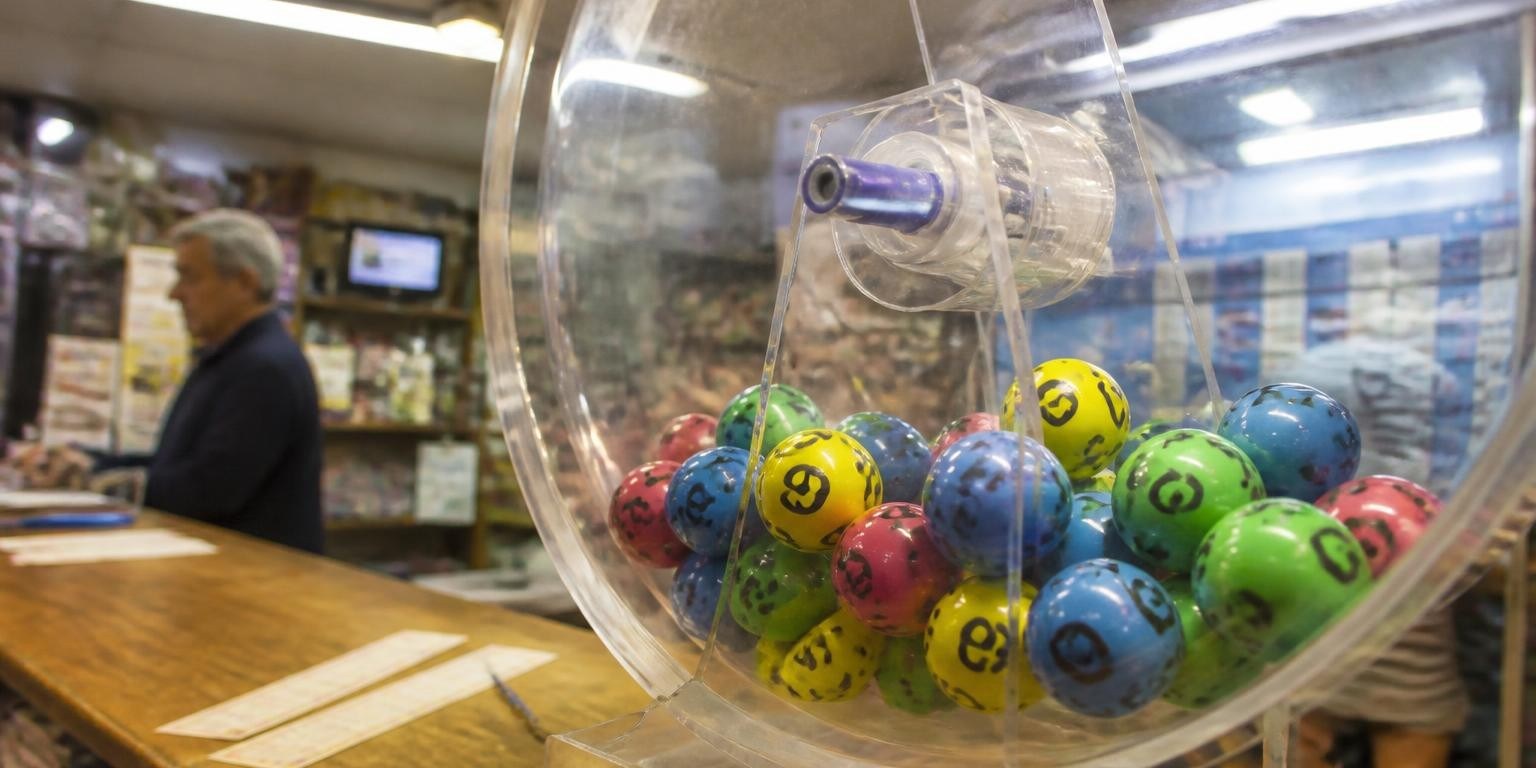 Bolillero con bolillas numeradas sobre el mostrador de una agencia de quiniela